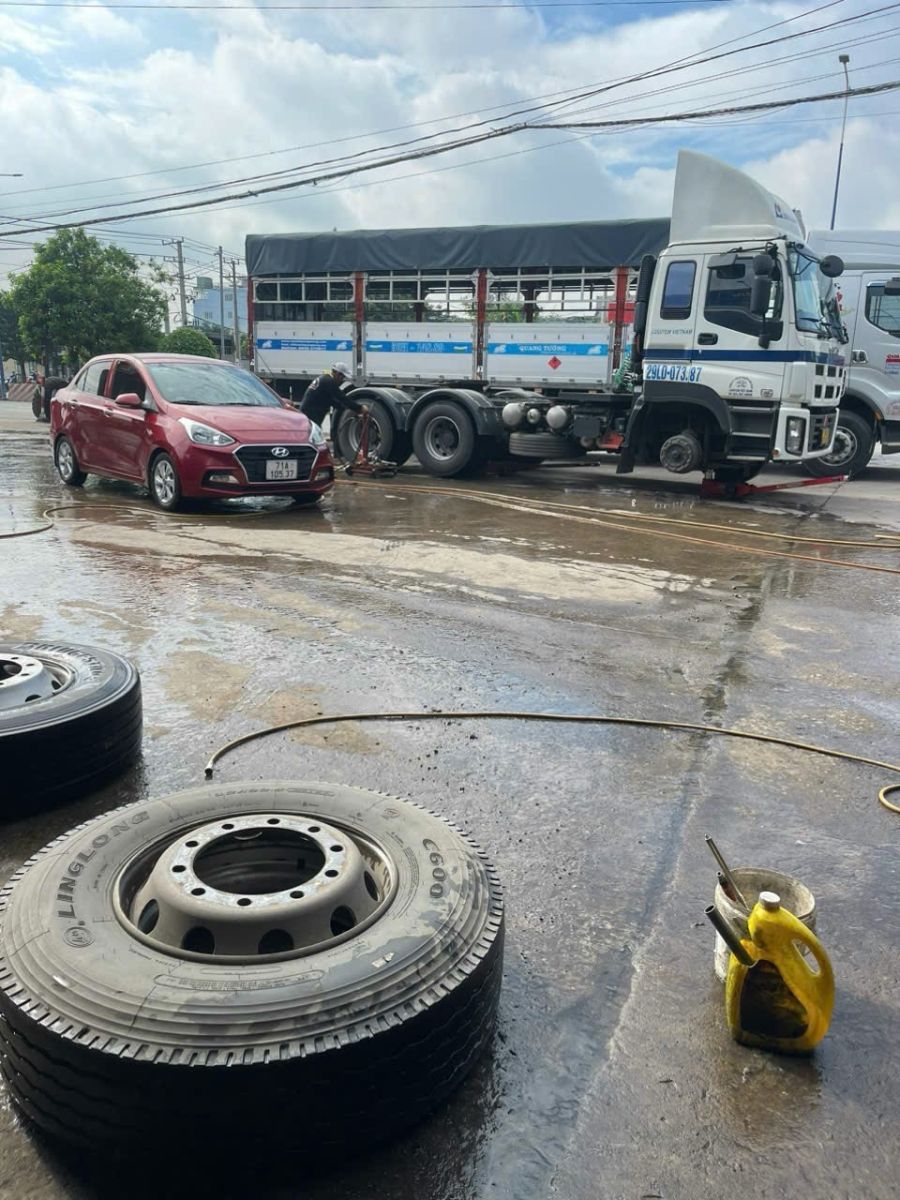 Điều gì gây ra hư hại cho lốp xe và cách kiểm tra lốp xe?